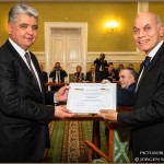 Überreichung der Ehrenurkunde der Deutsch-Usbekischen Gesellschaft an den neuen usbekischen Botschafter in Berlin, S. E. Dilshod Akhatov, durch den DUsG-Präsidenten Dr. Colin Dürkop
