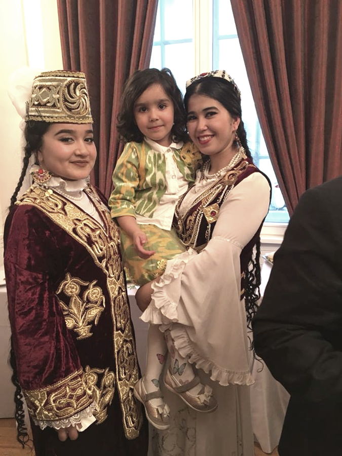 Nawruz 2018 Drei Personen in traditioneller Kleidung, eine Frau hält ein Kind auf dem Arm