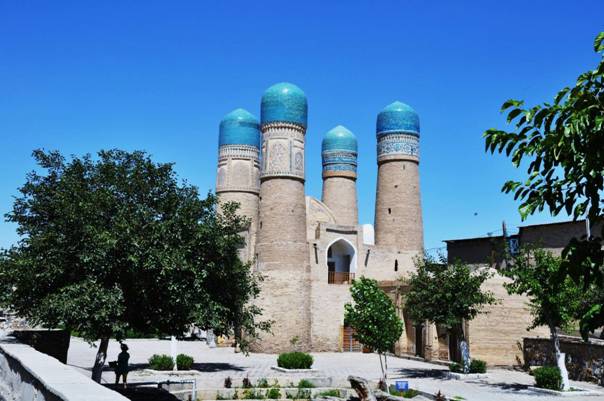 Reise nach Usbekistan von 8. September bis 18. September 2025 Historisches Gebäude in Usbekistan mit vier blau gekrönten Türmen.