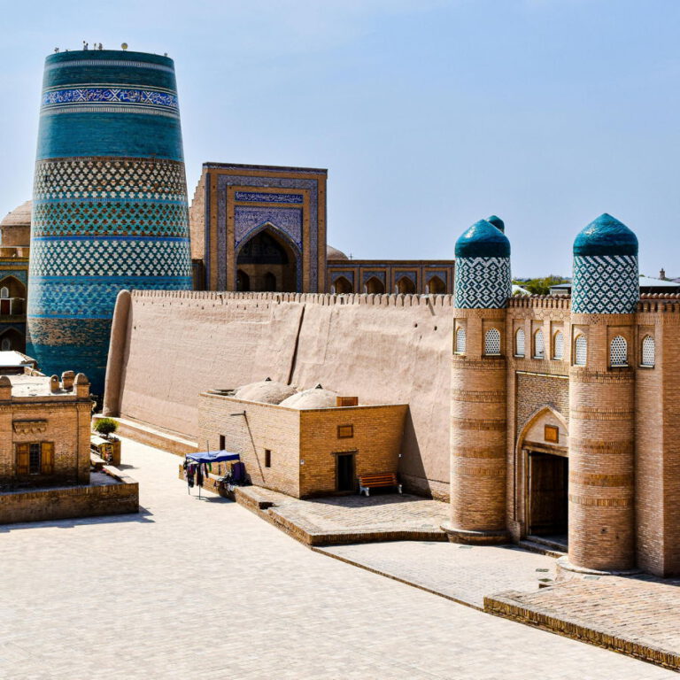 Usbekistan Reise 7.09.-17.09.2026 Historische Stadtmauer und blau gefliester Kalta-Minarett-Komplex in Chiwa, Usbekistan, mit auffälligen Musterkacheln und Torbogen