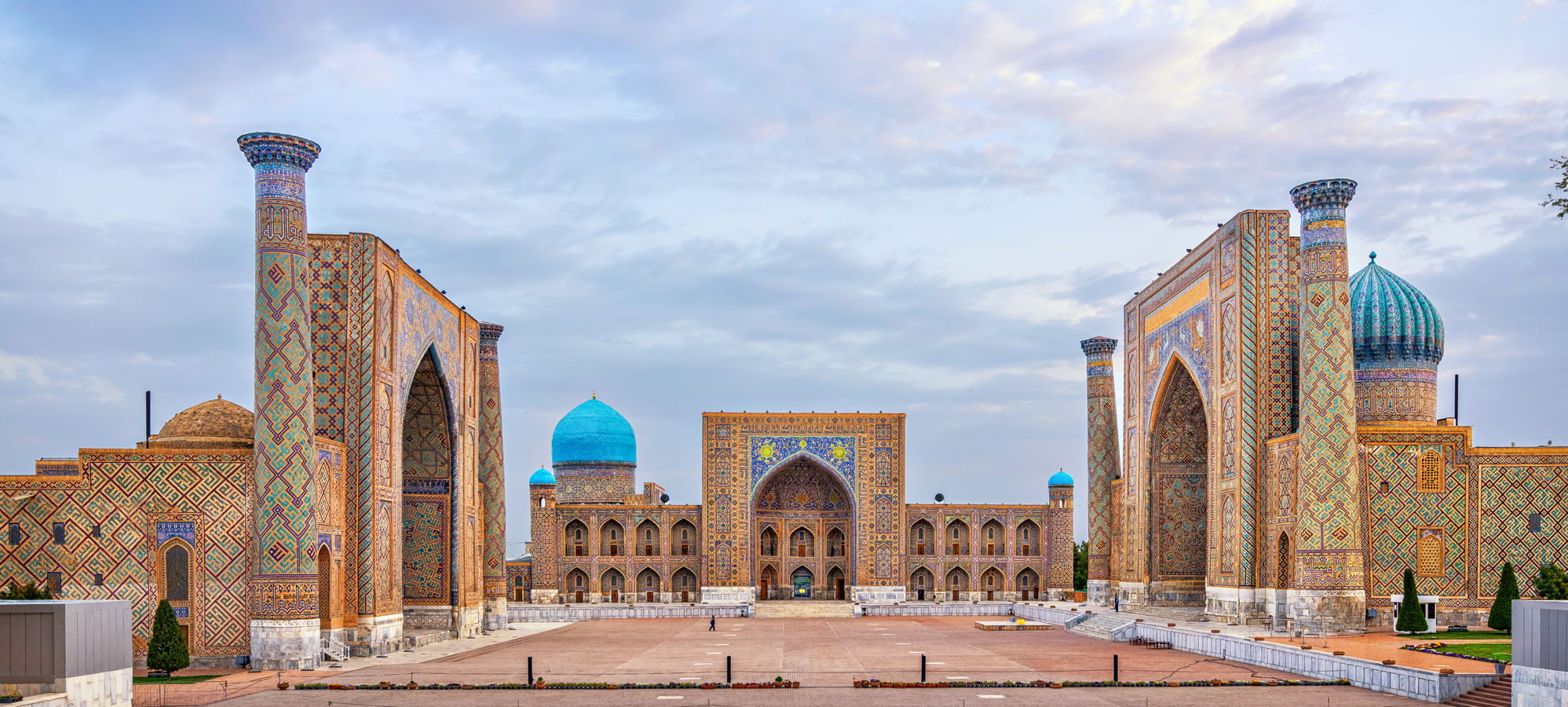 Panorama der bunten, mit Kacheln verzierten Registan-Madrasa mit türkisblauen Kuppeln in Samarkand, Usbekistan