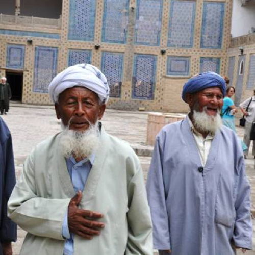 Usbekistan Reise 6.09.-16.09.2027 Zwei ältere Männer mit Turbanen stehen vor einem blau verzierten Gebäude