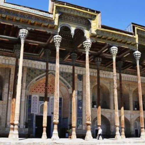 Usbekistan Reise 10.05.-20.05.2027 Historische Fassade mit hohen Säulen und Bögen vor blauem Himmel