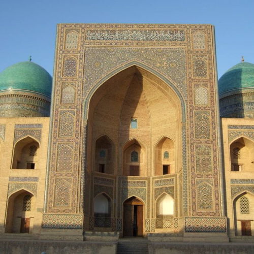 Usbekistan Reise 5.04.-15.04.2027 Historische Moschee mit kunstvoller Kachelfassade und zwei türkisfarbenen Kuppeln