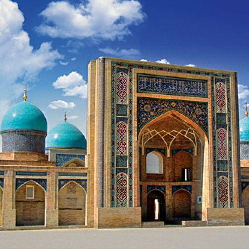 Usbekistan Reise 22.03.-1.04.2027 Historisches Gebäude mit türkisfarbenen Kuppeln und reich verziertem Eingangsportal